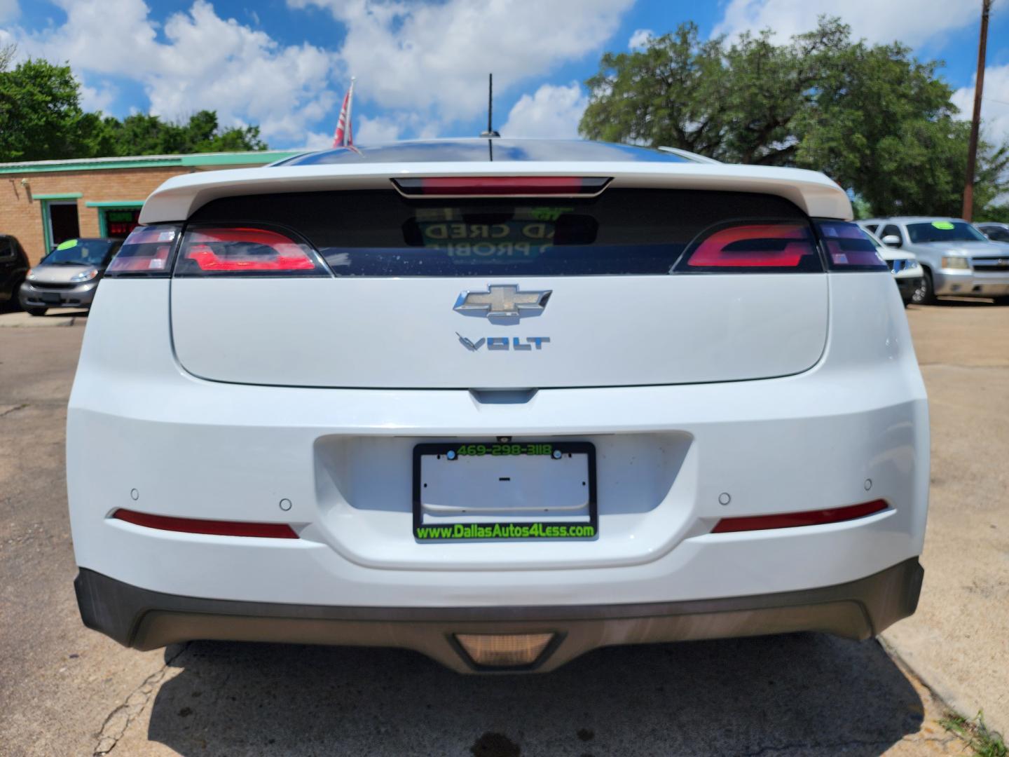 2015 WHITE Chevrolet Volt (1G1RA6E45FU) with an ELECTRIC engine, Continuously Variable Transmission transmission, located at 2660 S.Garland Avenue, Garland, TX, 75041, (469) 298-3118, 32.885551, -96.655602 - Welcome to DallasAutos4Less, one of the Premier BUY HERE PAY HERE Dealers in the North Dallas Area. We specialize in financing to people with NO CREDIT or BAD CREDIT. We need proof of income, proof of residence, and a ID. Come buy your new car from us today!! This is a very well cared for 2015 Ch - Photo#4